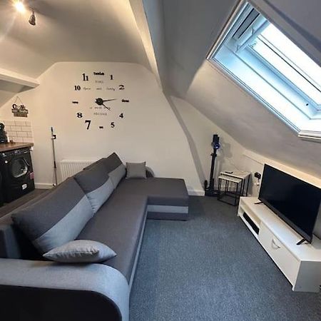 Rock Park Penthouse Apartment ลานดินดรอดเวลส์ ภายนอก รูปภาพ