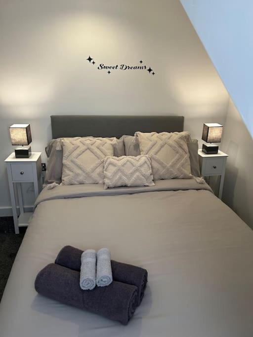 Rock Park Penthouse Apartment ลานดินดรอดเวลส์ ภายนอก รูปภาพ